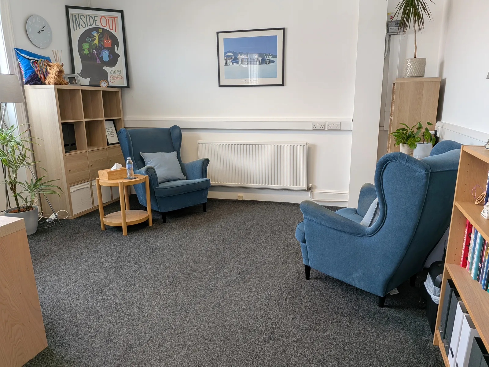 Worcester Park Counselling therapy room with two blue armchairs facing each other