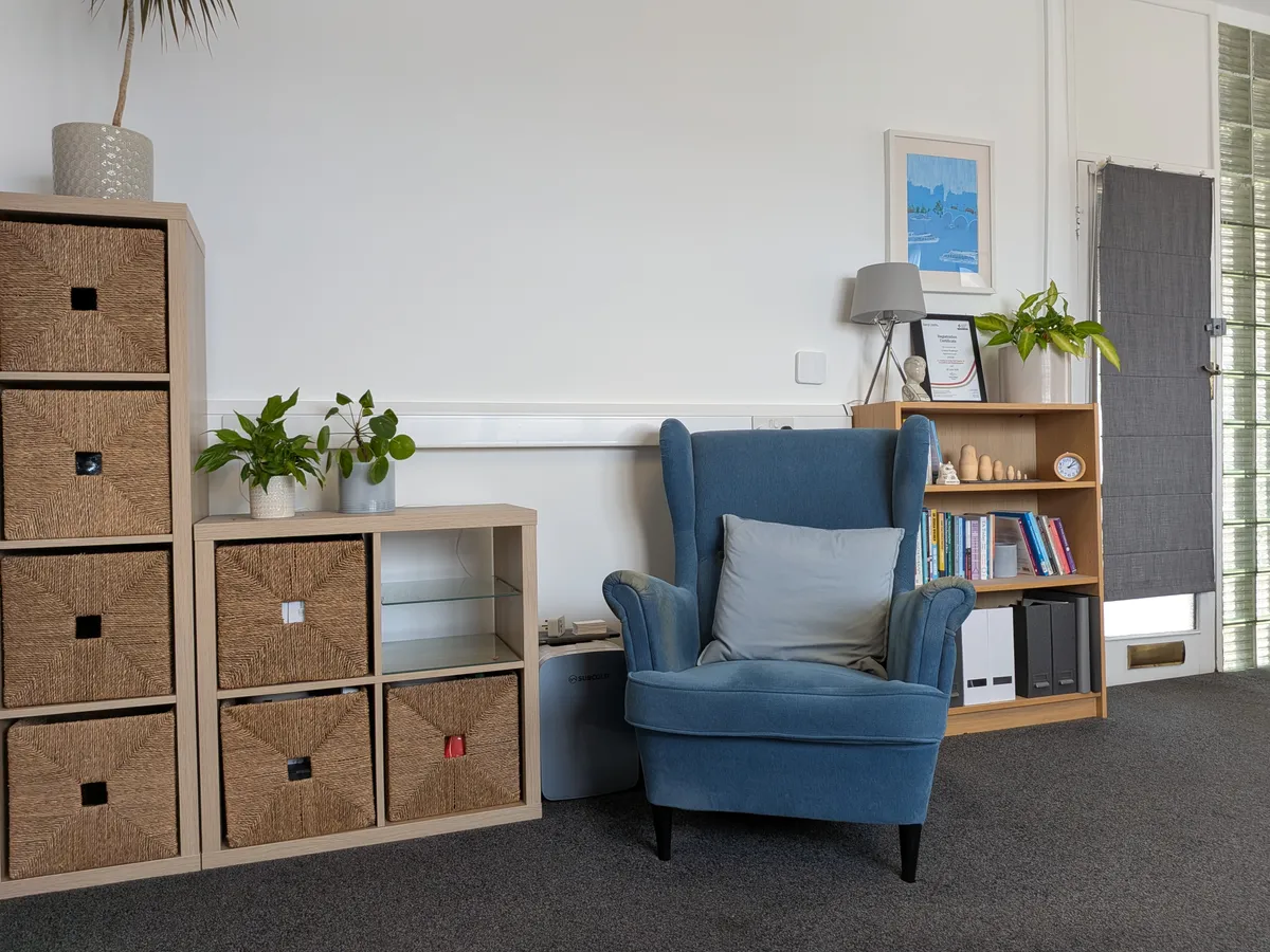 Counselling room at Worcester Park Counselling with bookshelf and plants